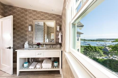 Harbor View Hotel — Bathroom