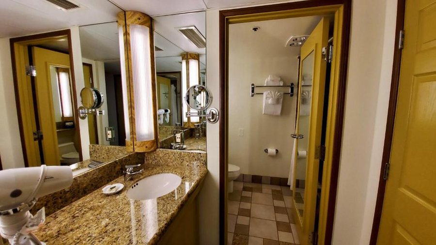 Harbor View Inn — Bathroom