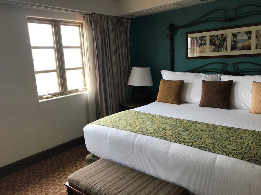 Harbor View Inn — Guest room
