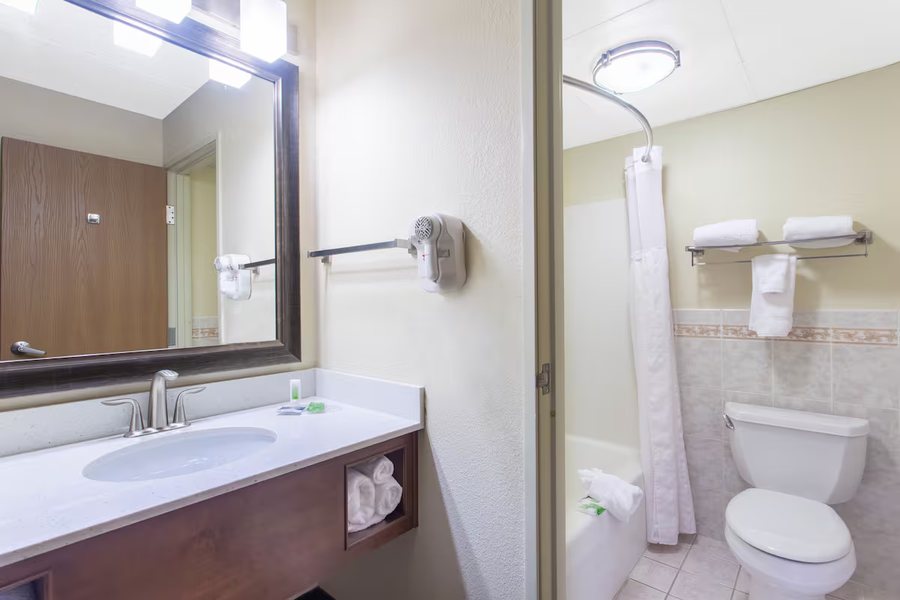 Harbor Winds Hotel — Bathroom