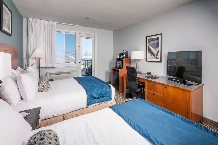 Harborline Hotel Rockland Maine — Guest room