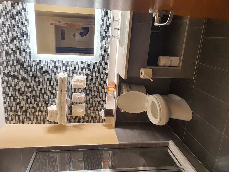Harborside Inn — Bathroom