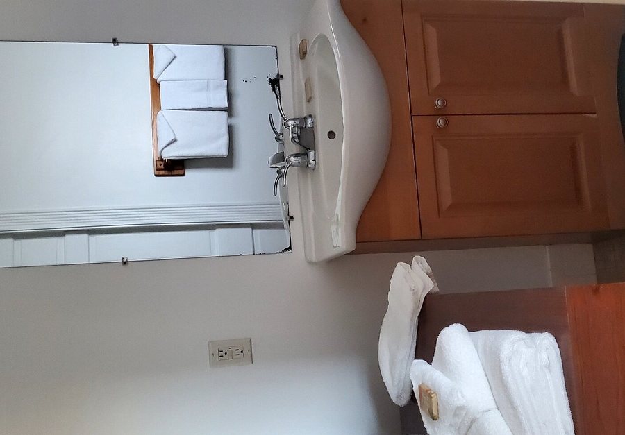 Harborside Motel Marina — Bathroom