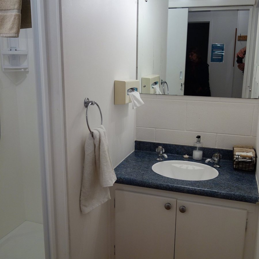 Harborside Motel — Bathroom