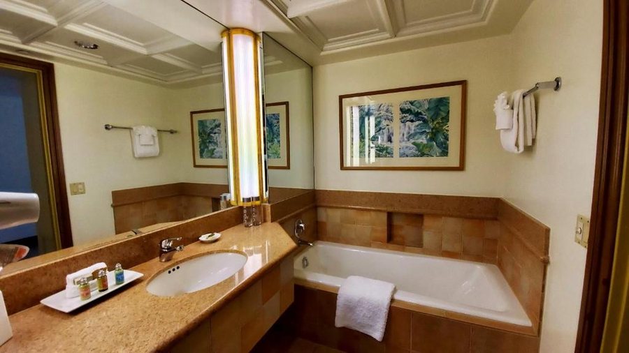 Harborview Inn — Bathroom
