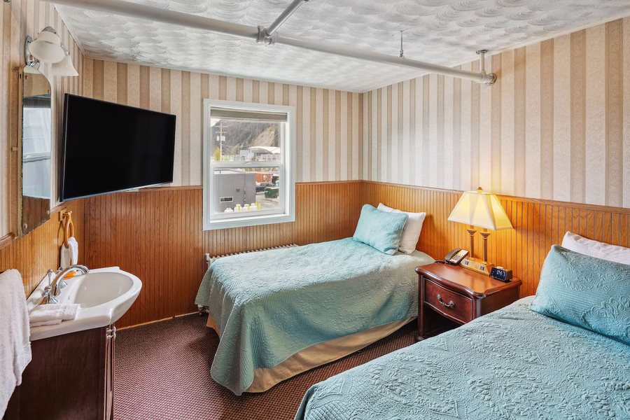 Harborview Inn — Guest room