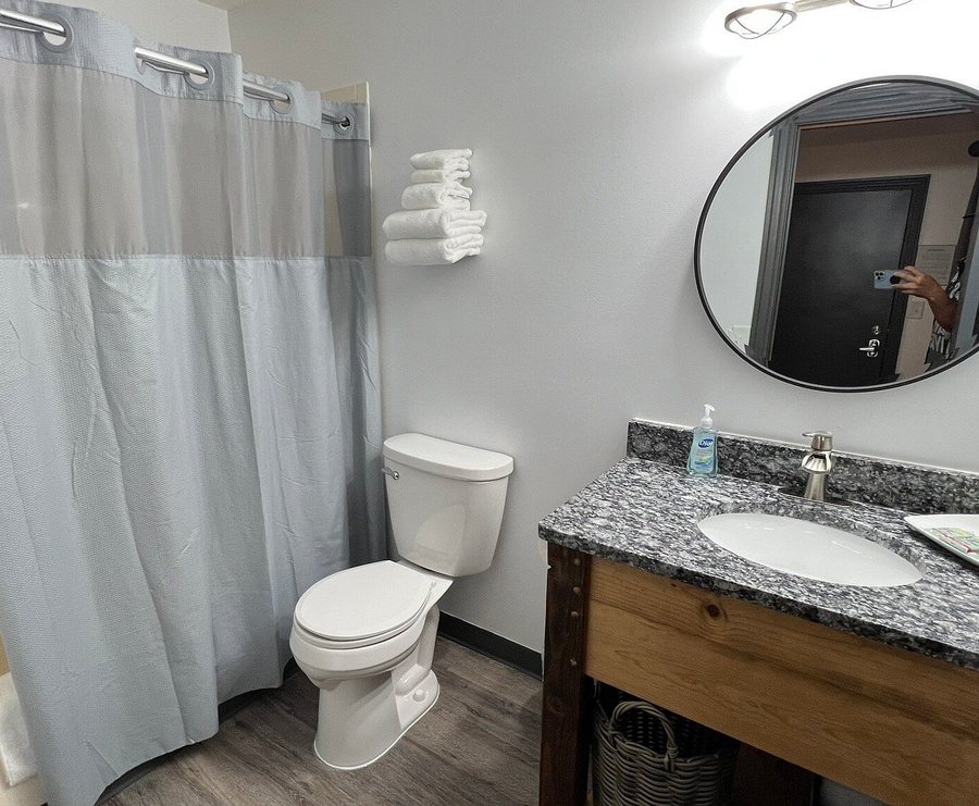 Harborview Motel — Bathroom