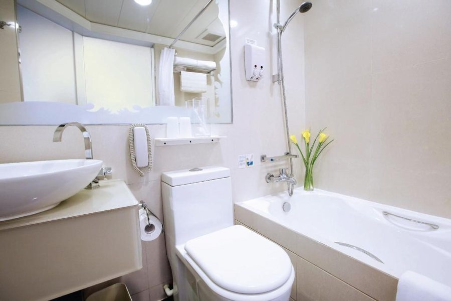 Harbour Plaza 8 Degrees — Bathroom