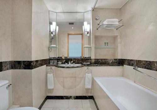 Harbour Plaza Metropolis — Bathroom