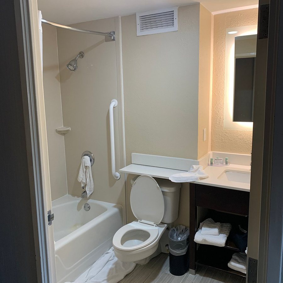 HarbourView Inn — Bathroom