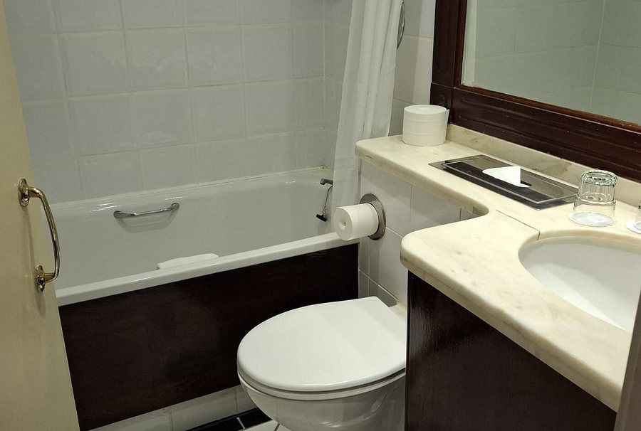 Harcourt Hotel — Bathroom