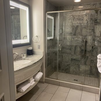 Hard Rock Hotel and Casino Tulsa — Bathroom