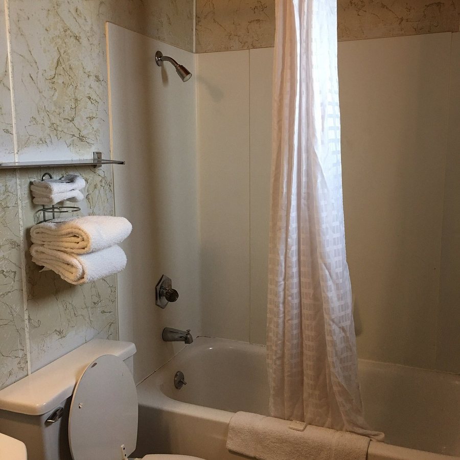 Hardin KOA — Bathroom