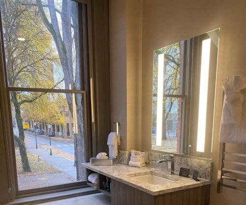 Harlow Hotel Cafe Bar — Bathroom