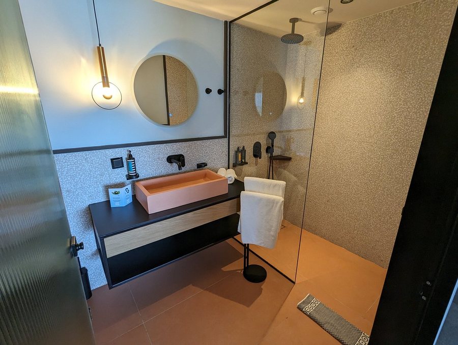 Harmony E Rock Hotel Resort — Bathroom