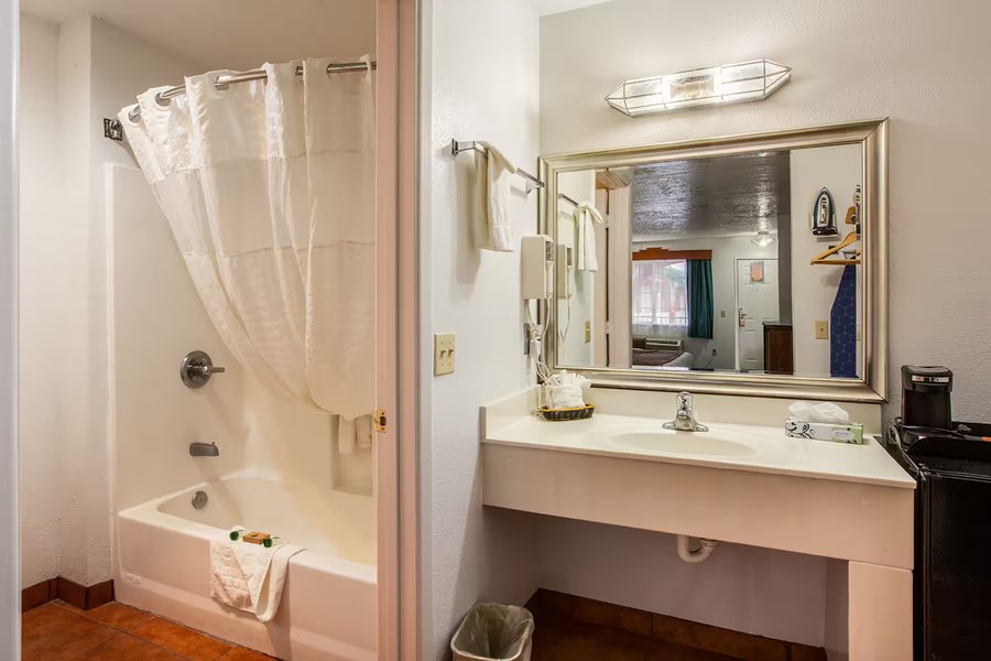 Harney Peak Inn — Bathroom