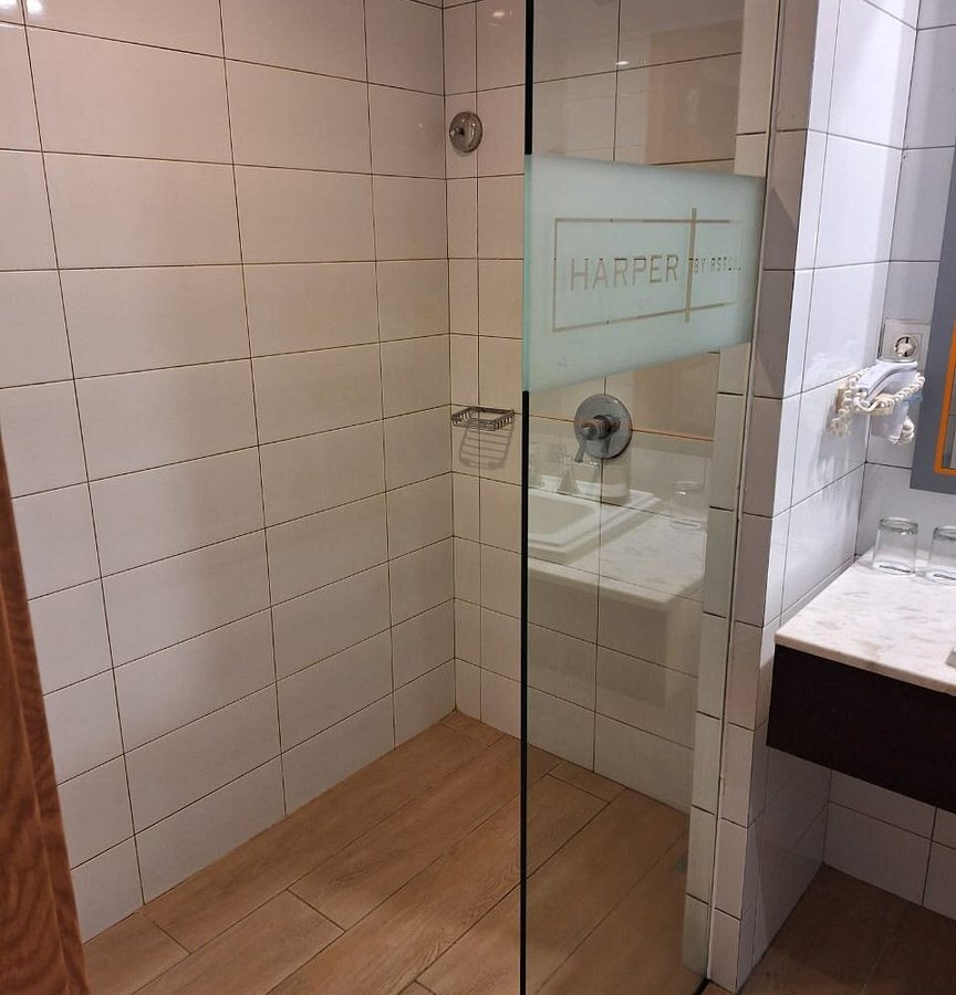 Harper Kuta — Bathroom