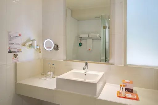 Harris Hotel Kuta Tuban — Bathroom