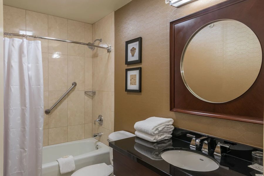 Harrisburg Hershey Hotel — Bathroom