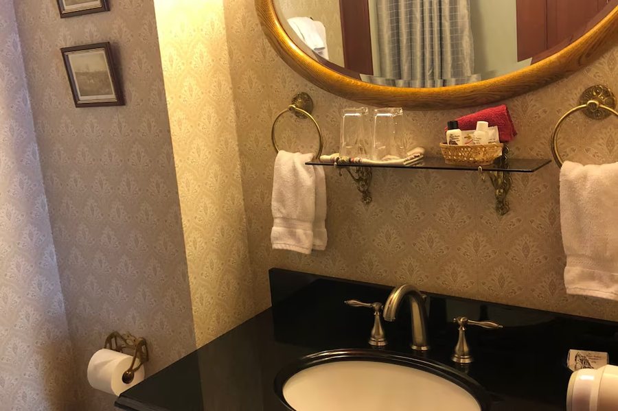 Harry Packer Mansion Inn — Bathroom