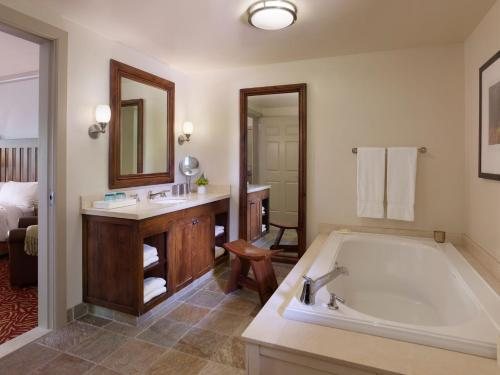 Harvest Barn Inn — Bathroom