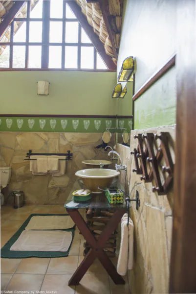 Hatari Lodge — Bathroom