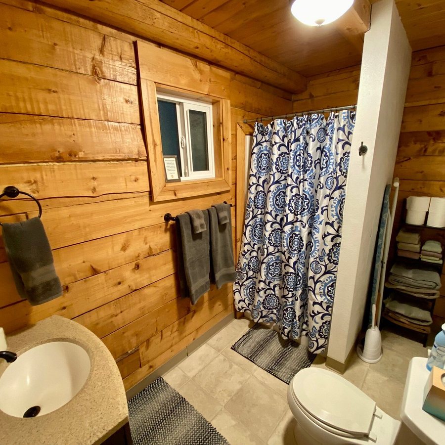 Hatcher Pass Cabins — Bathroom