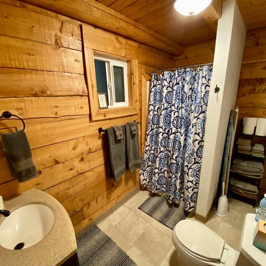Hatcher Pass Lodge — Bathroom