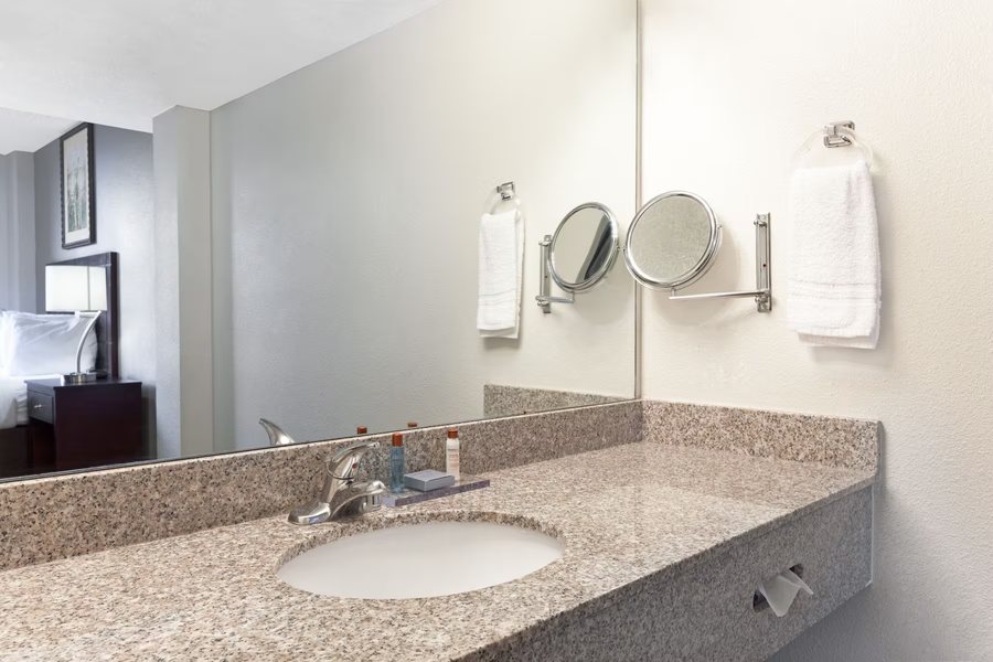 Hawthorn Extended Stay Austin North — Bathroom