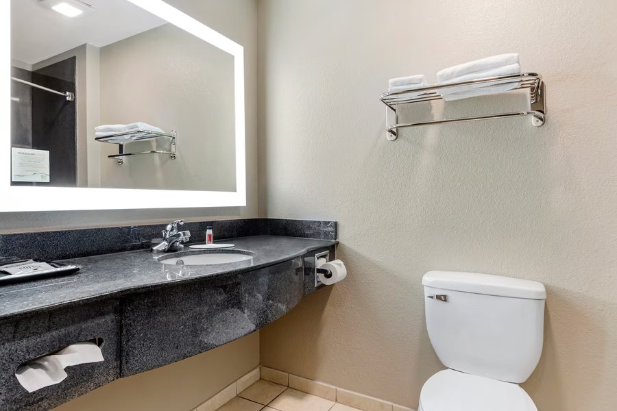 Hawthorn Extended Stay by Wyndham Killeen — Bathroom