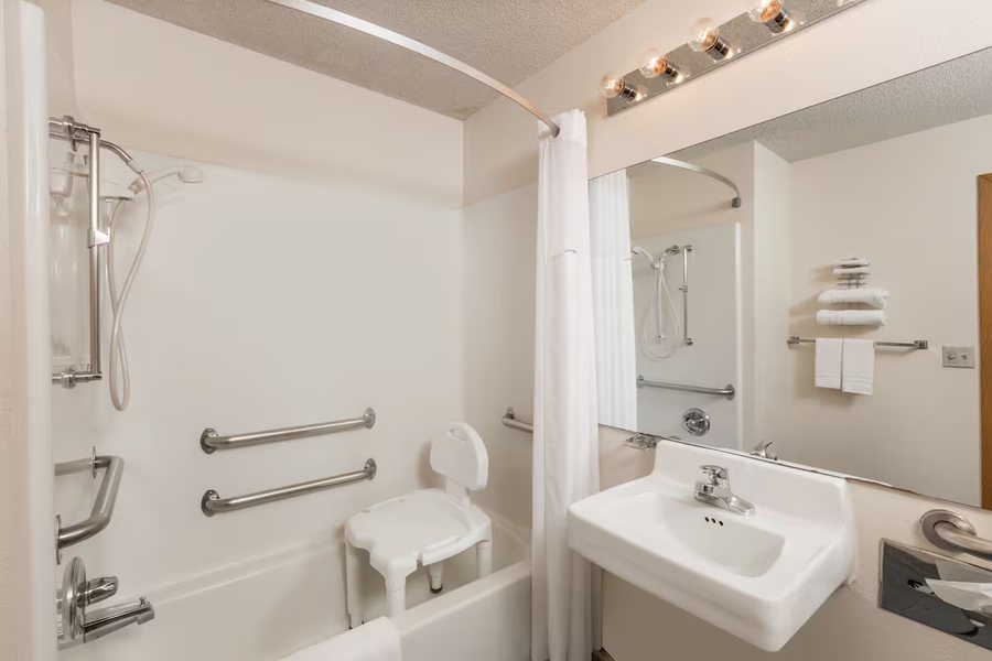 Hawthorn Extended Stay by Wyndham Wichita Airport — Bathroom
