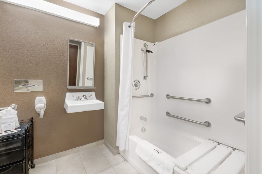 Hawthorn Extended Stay by Wyndham Williston Burlington — Bathroom