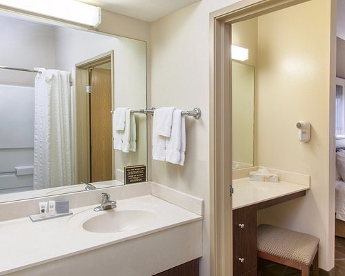 Hawthorn Suites by Wyndham Bloomington — Bathroom