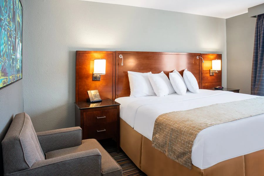 Hawthorn Suites by Wyndham Bloomington — Guest room
