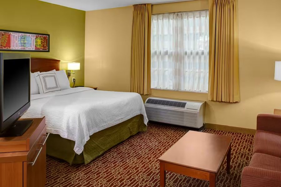 Hawthorn Suites by Wyndham Cincinnati Sharonville — Guest room