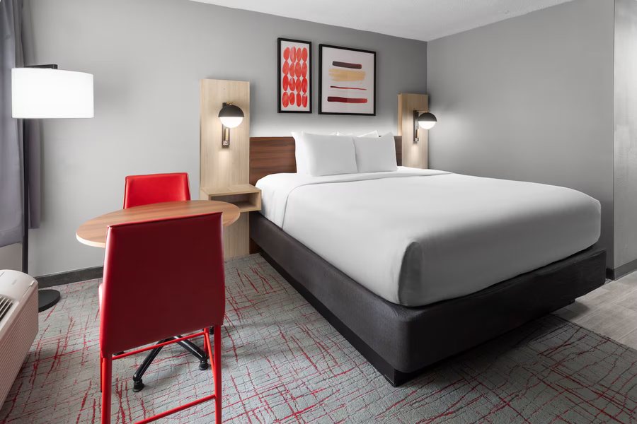 Hawthorn Suites by Wyndham Columbia — Guest room