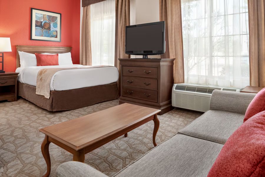 Hawthorn Suites by Wyndham Decatur — Guest room