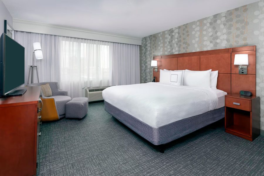 Hawthorn Suites by Wyndham Fort Wayne — Guest room