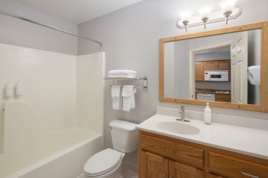Hawthorn Suites by Wyndham Green Bay — Bathroom