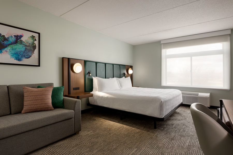 Hawthorn Suites by Wyndham Green Bay — Guest room