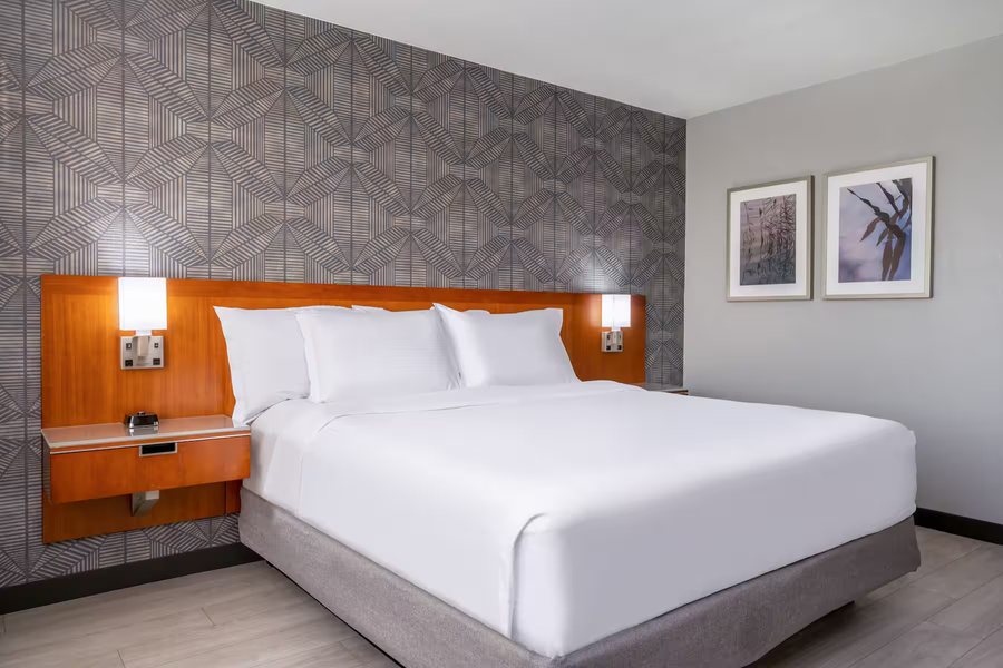 Hawthorn Suites by Wyndham Indianapolis North — Guest room