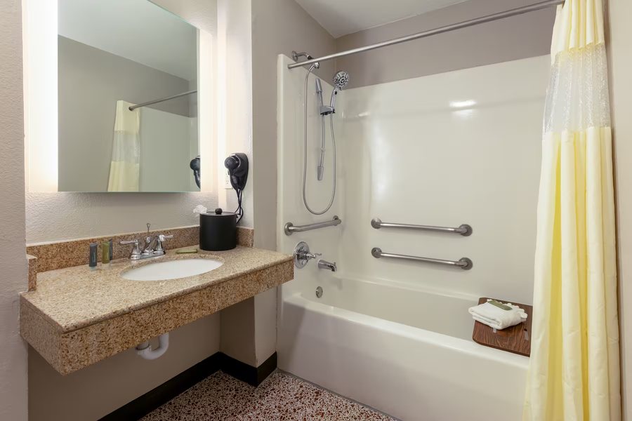 Hawthorn Suites by Wyndham Irving DFW South — Bathroom