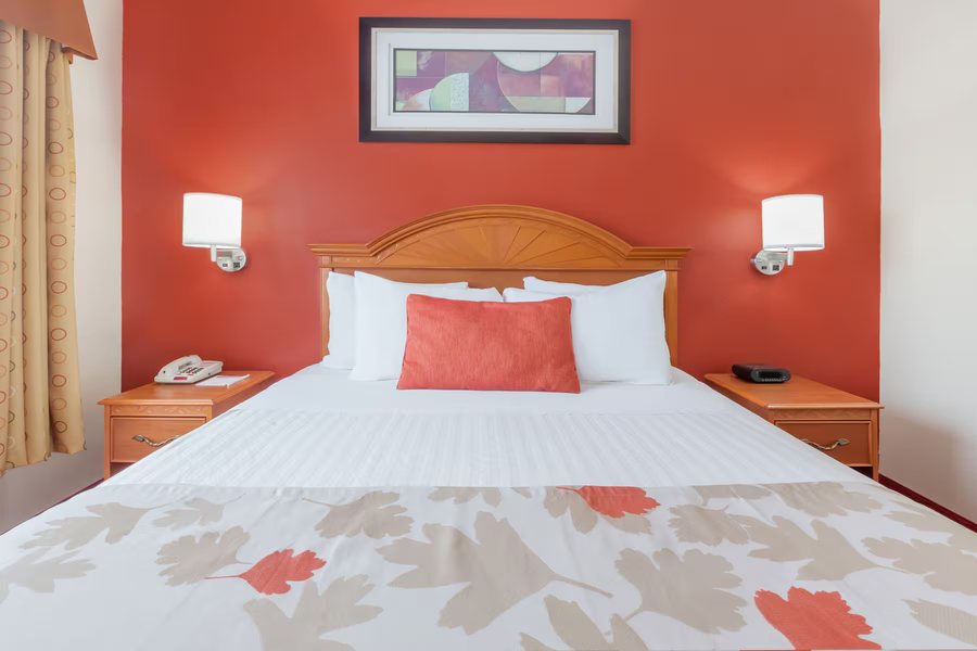 Hawthorn Suites by Wyndham Irving DFW South — Guest room