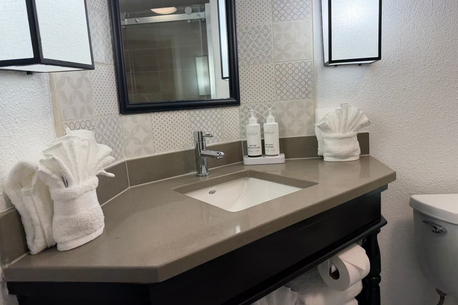 Hawthorn Suites by Wyndham Jacksonville — Bathroom