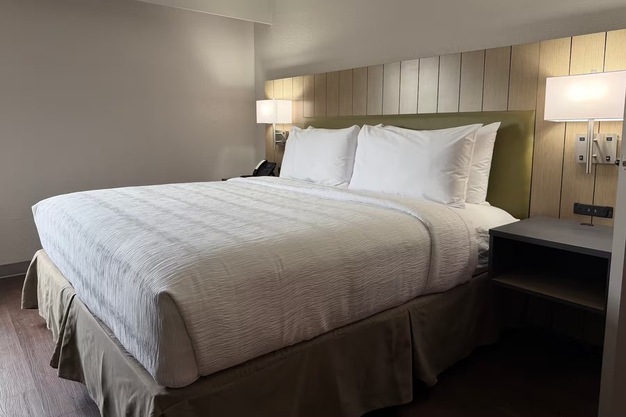 Hawthorn Suites by Wyndham Jacksonville — Guest room