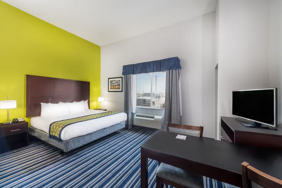 Hawthorn Suites by Wyndham Midland — Guest room