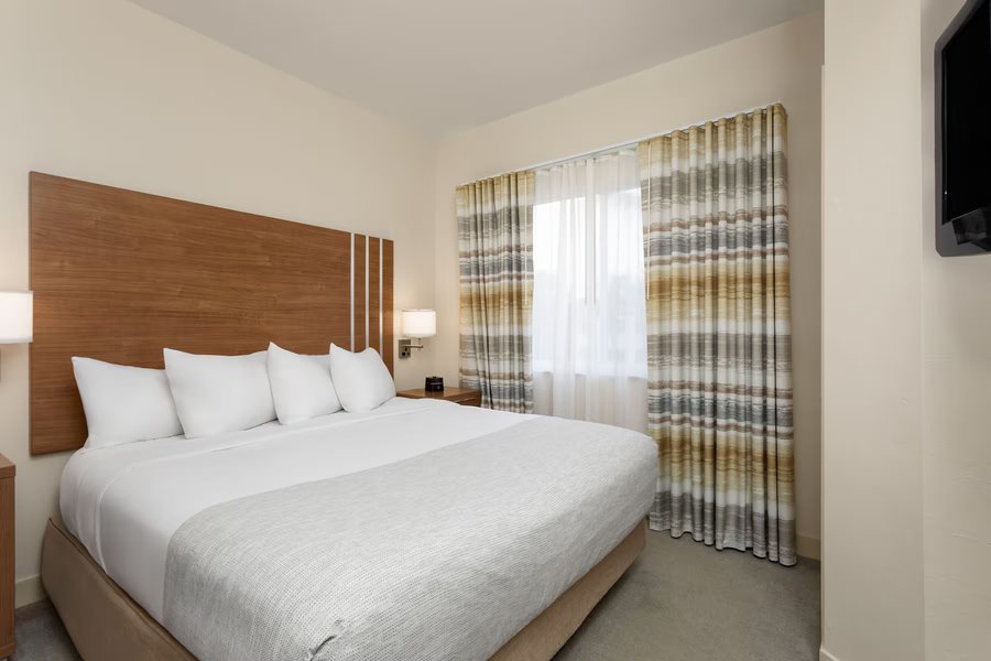 Hawthorn Suites by Wyndham Naples — Guest room