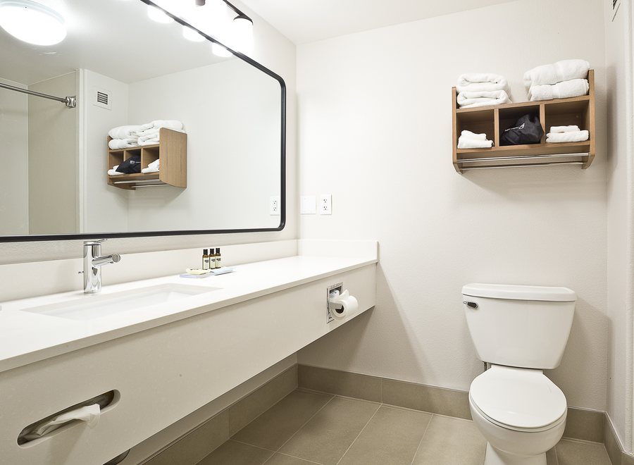 Hawthorn Suites By Wyndham Oak Creek Milwaukee Airport — Bathroom