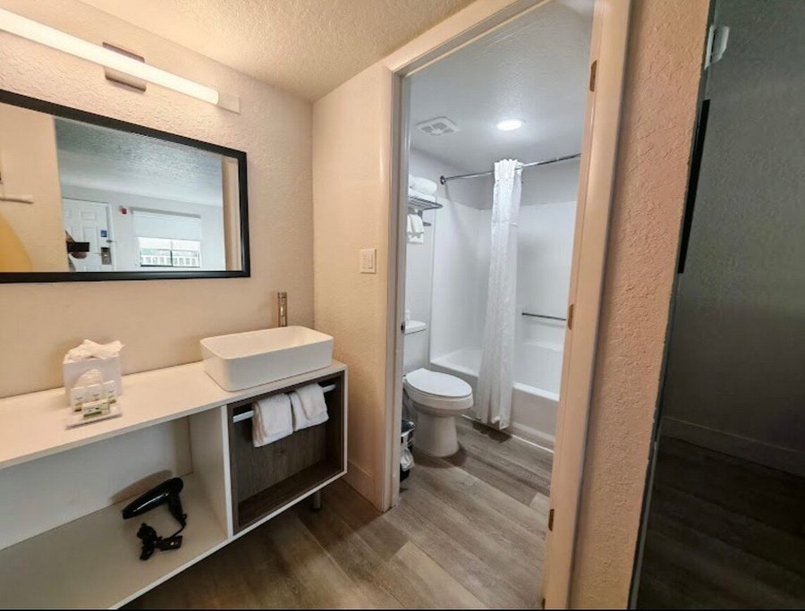 Hawthorn Suites by Wyndham Orlando Lake Buena Vista — Bathroom