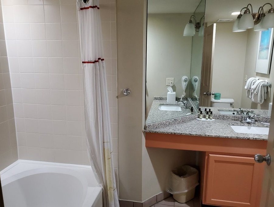 Hawthorn Suites by Wyndham Overland Park — Bathroom